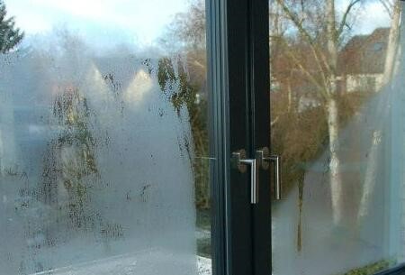 Condensation barre de fer sous fenêtre
